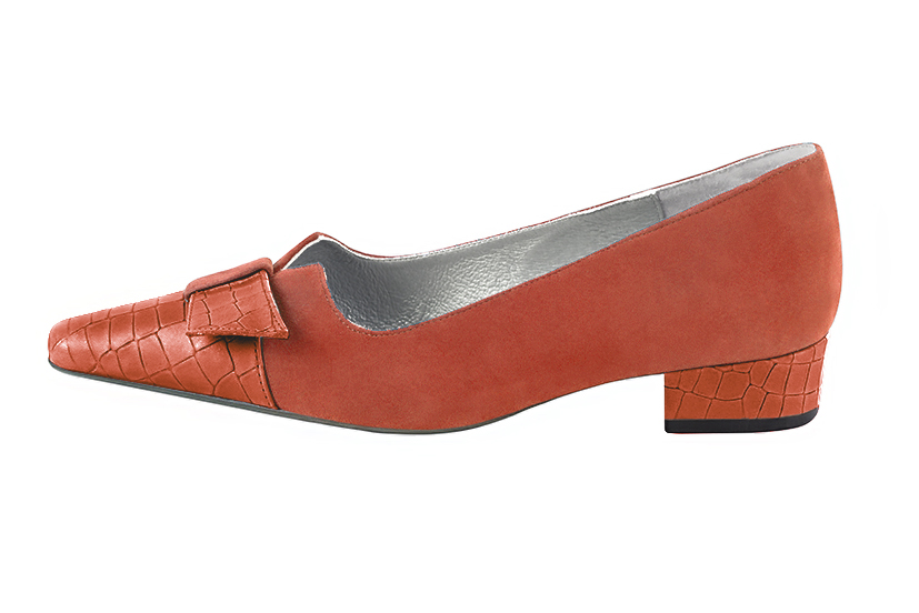 Terracotta orange women's dress pumps, with a knot on the front. Tapered toe. Low block heels. Profile view - Florence KOOIJMAN
